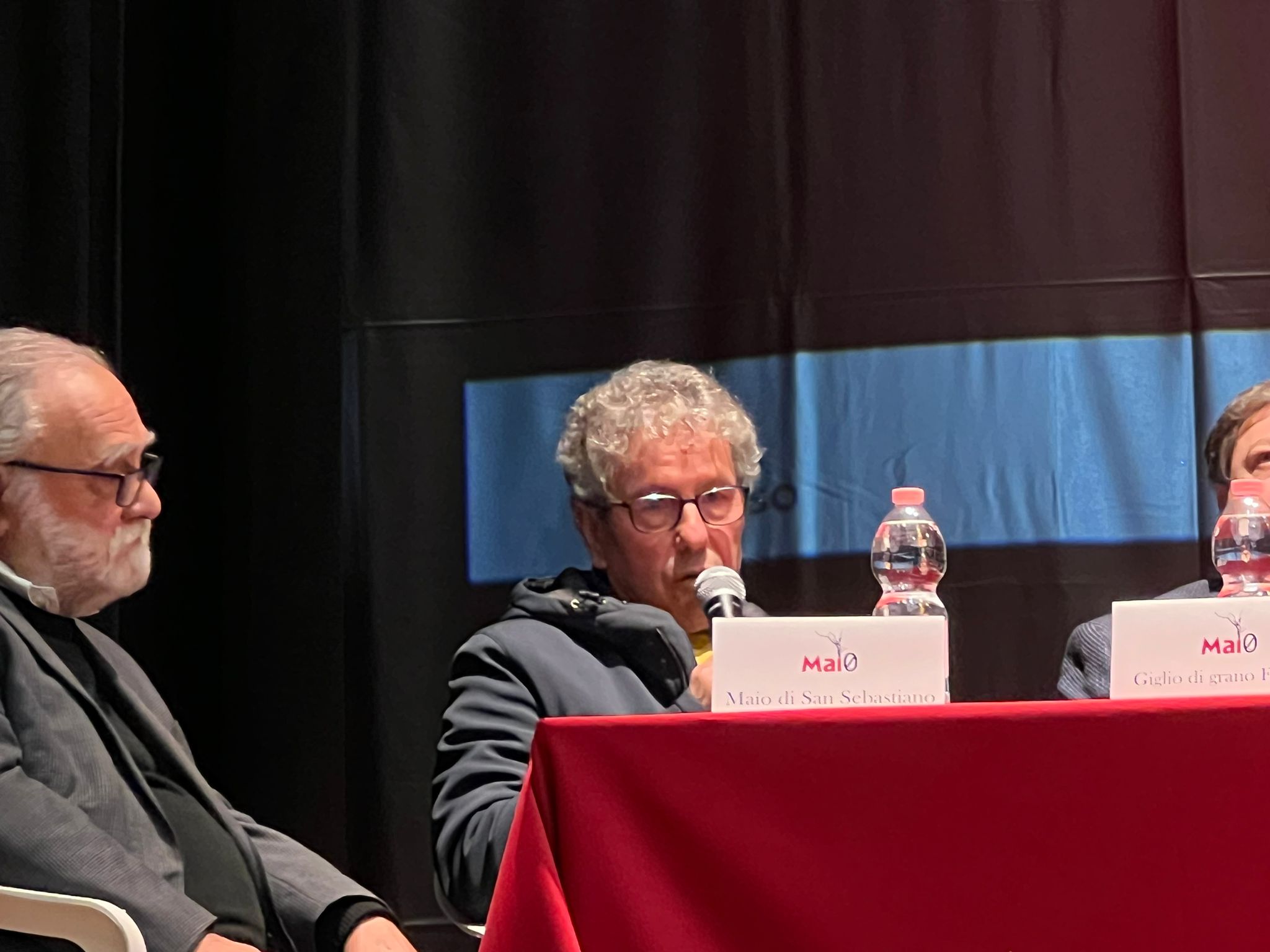 BAIANO. Maio anno zero, al teatro Colosseo sindaci e rappresentanti di alcun comuni irpini hanno raccontato la loro festa BAIANO. Maio anno zero, al teatro Colosseo sindaci e rappresentanti di alcun comuni irpini hanno raccontato la loro festa