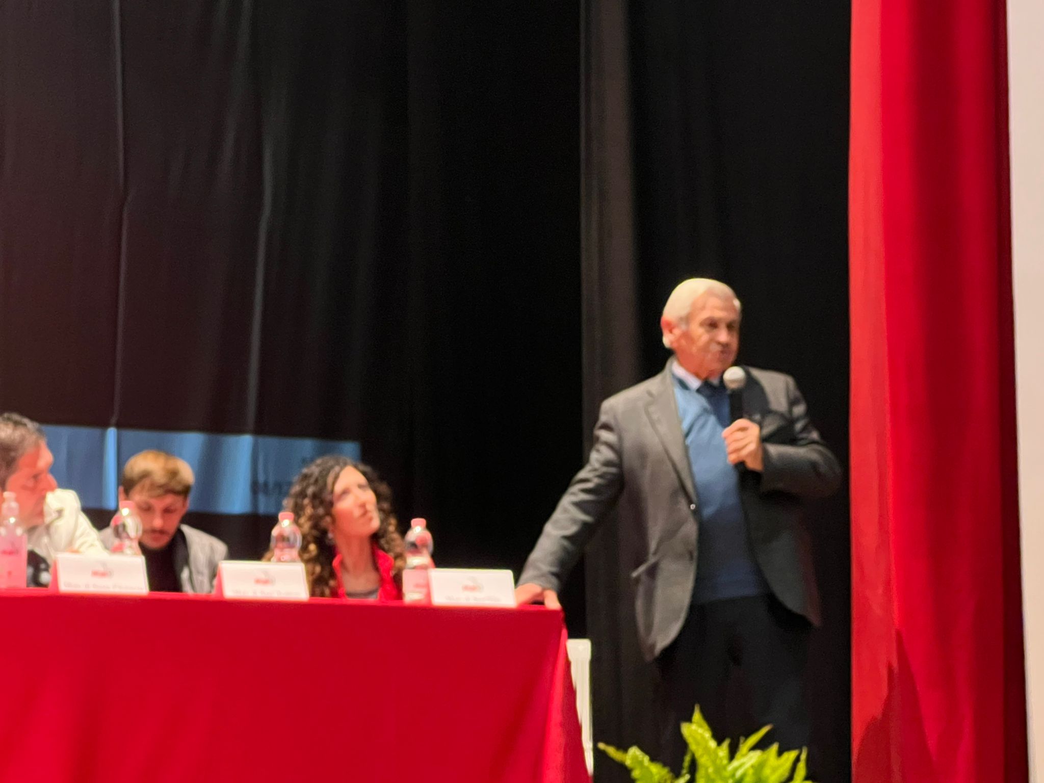 BAIANO. Maio anno zero, al teatro Colosseo sindaci e rappresentanti di alcun comuni irpini hanno raccontato la loro festa BAIANO. Maio anno zero, al teatro Colosseo sindaci e rappresentanti di alcun comuni irpini hanno raccontato la loro festa