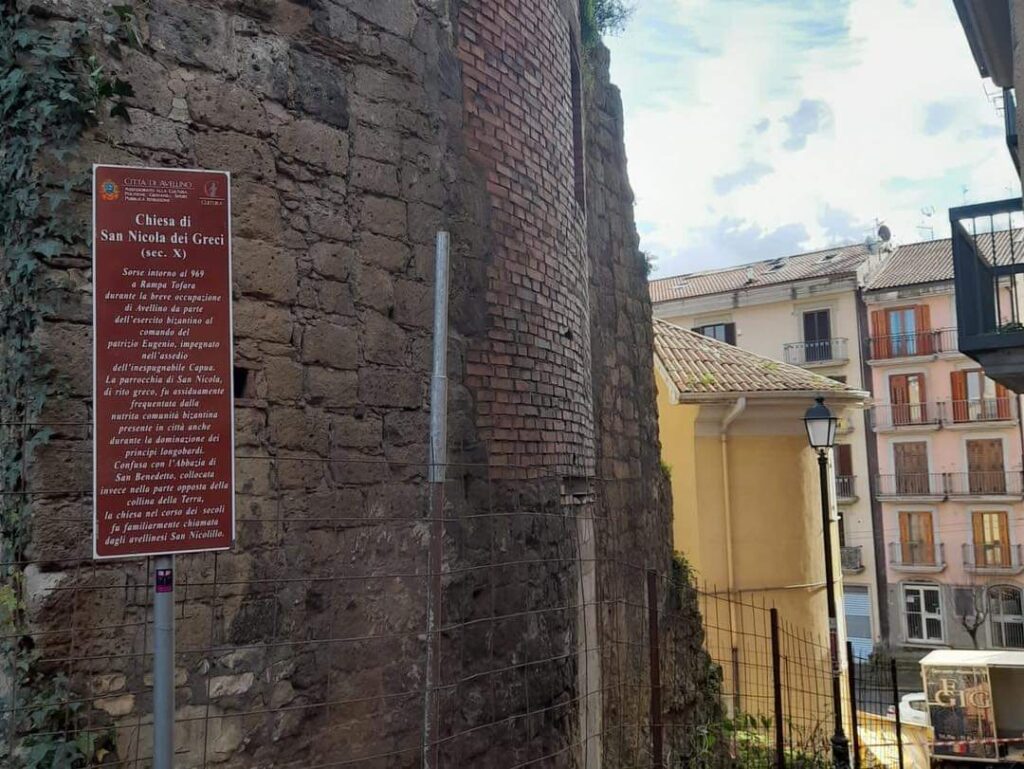 LEGAMBIENTE. Finalmente dopo anni di incuria, la Chiesa di San Nicola dei Greci ad Avellino è stata ripulita dalle erbacce