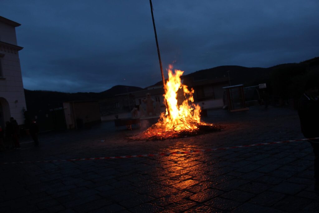 Mugnano del Cardinale  Acceso il Fucarone di Santa Lucia. Foto
