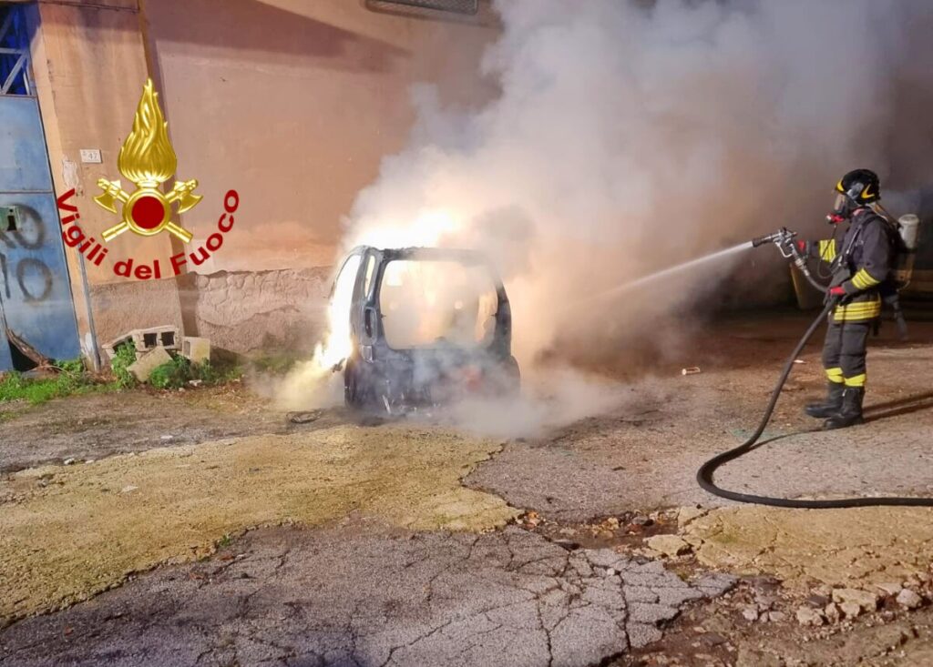 SOLOFRA. In fiamme auto in transito, solo spavento per il conducente