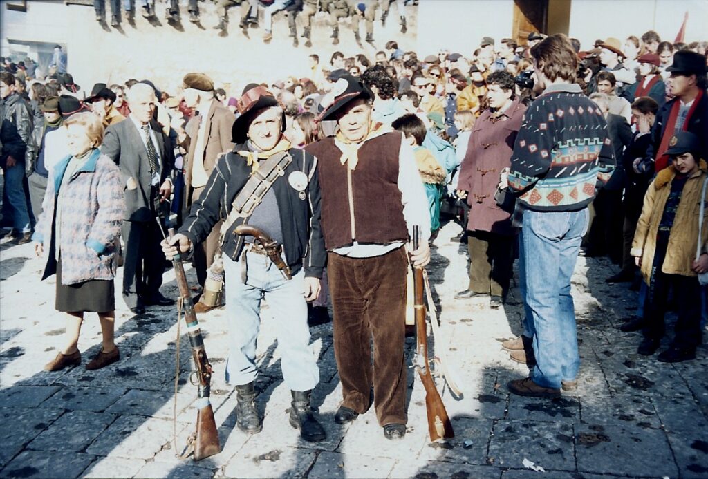 BAIANO. Quanno torna stu Natale Cu sti scoppie ‘e carabine. Seconda edizione del Raduno gruppi avancarica. Foto storiche BAIANO. Quanno torna stu Natale Cu sti scoppie ‘e carabine. Seconda edizione del Raduno gruppi avancarica. Foto storiche