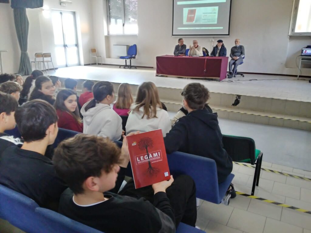 BAIANO. Gli alunni dellIC Giovanni XXIII incontrano l’ autore Antonio Vecchione BAIANO. Gli alunni dellIC Giovanni XXIII incontrano l’ autore Antonio Vecchione