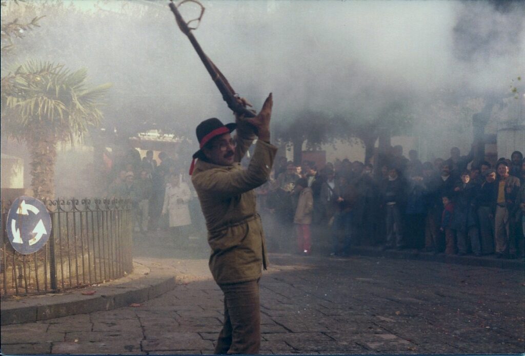 BAIANO. Quanno torna stu Natale Cu sti scoppie ‘e carabine. Seconda edizione del Raduno gruppi avancarica. Foto storiche BAIANO. Quanno torna stu Natale Cu sti scoppie ‘e carabine. Seconda edizione del Raduno gruppi avancarica. Foto storiche