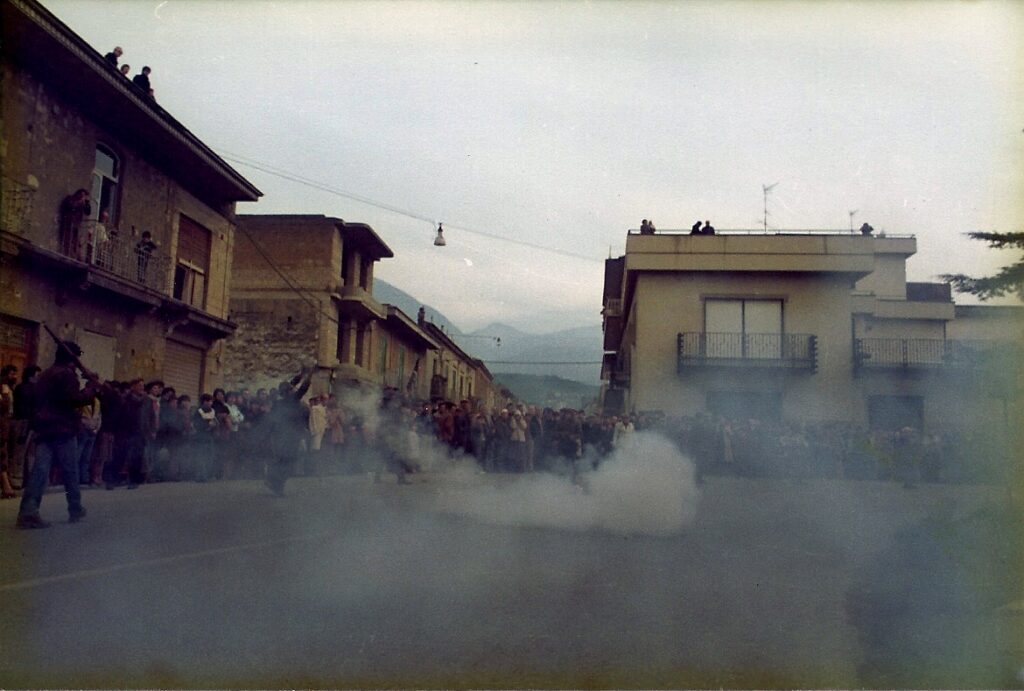 BAIANO. Quanno torna stu Natale Cu sti scoppie ‘e carabine. Seconda edizione del Raduno gruppi avancarica. Foto storiche BAIANO. Quanno torna stu Natale Cu sti scoppie ‘e carabine. Seconda edizione del Raduno gruppi avancarica. Foto storiche