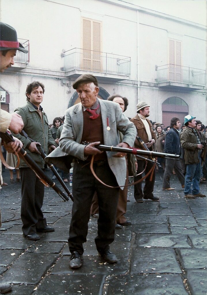 BAIANO. Quanno torna stu Natale Cu sti scoppie ‘e carabine. Seconda edizione del Raduno gruppi avancarica. Foto storiche BAIANO. Quanno torna stu Natale Cu sti scoppie ‘e carabine. Seconda edizione del Raduno gruppi avancarica. Foto storiche