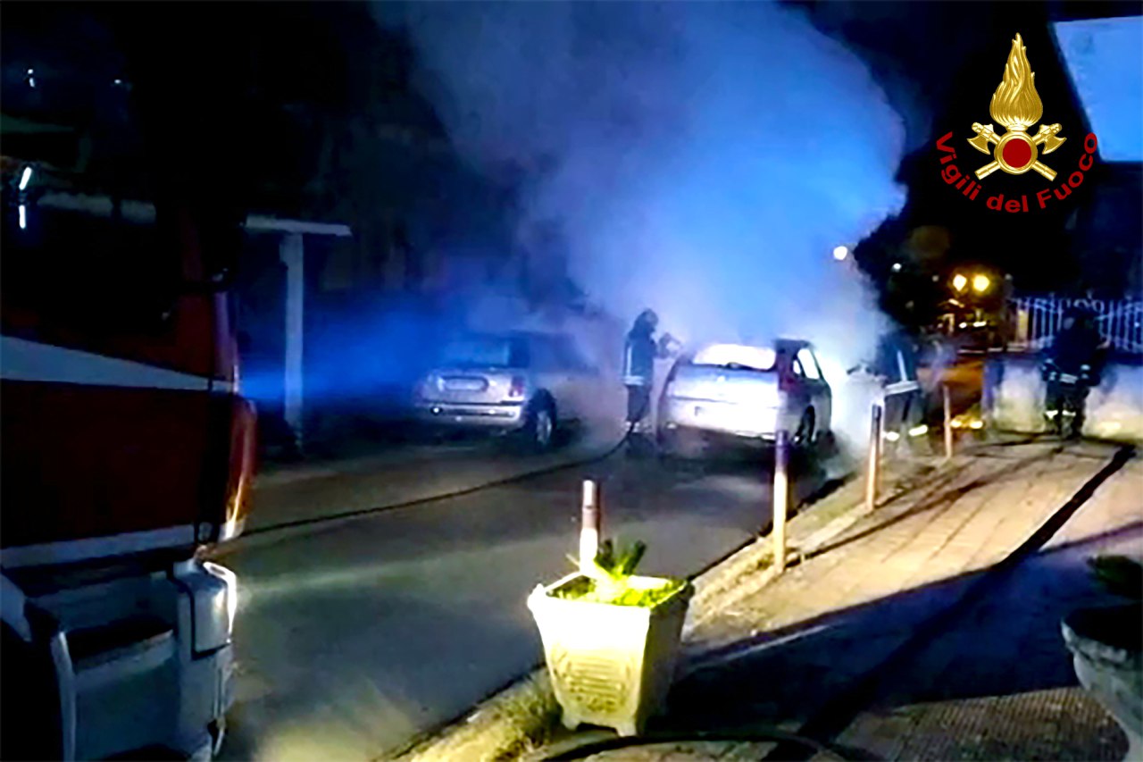 AVELLINO. In fiamme nella notte autovettura in transito in via Aldo Moro AVELLINO. In fiamme nella notte autovettura in transito in via Aldo Moro