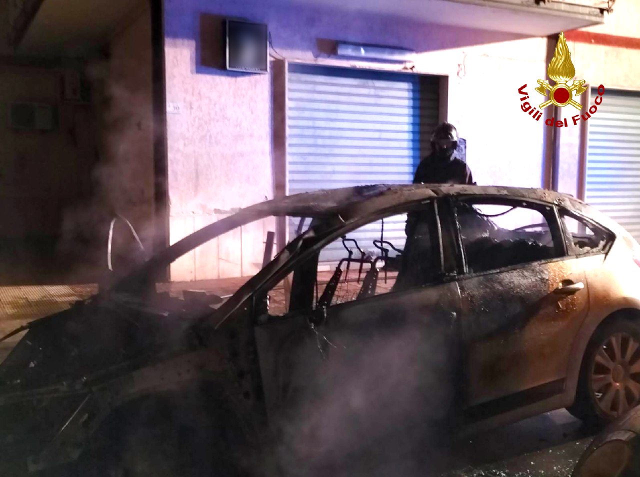 AVELLINO. In fiamme nella notte autovettura in transito in via Aldo Moro AVELLINO. In fiamme nella notte autovettura in transito in via Aldo Moro