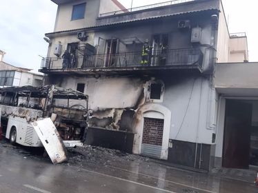 Bus dato alle fiamme durante gli scontri tra i tifosi della Paganese e delle Casertana. Danneggiato un edificio e le famiglie restano senza casa.