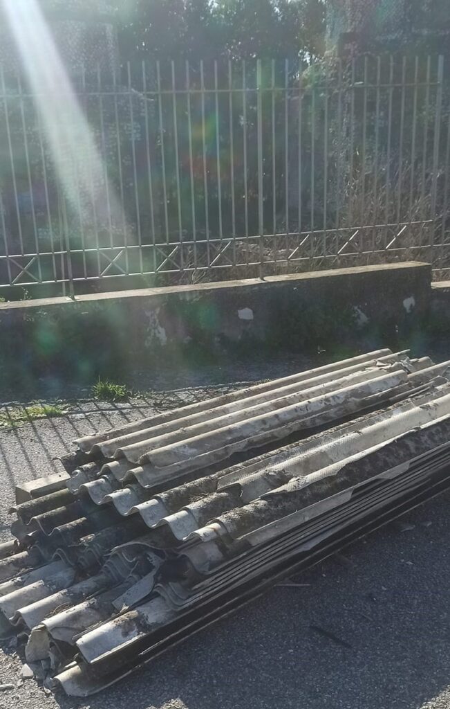 AVELLA. Lastre di amianto scaricate nel piazzale delle Tombe Romane.