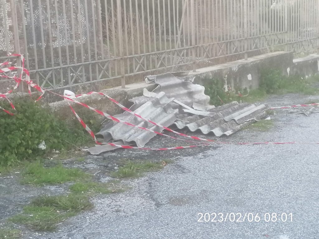 AVELLA. Amianto abbandonato in via Tombe Romane, il vento peggiora la situazione con la dispersione di fibre nell’aria.