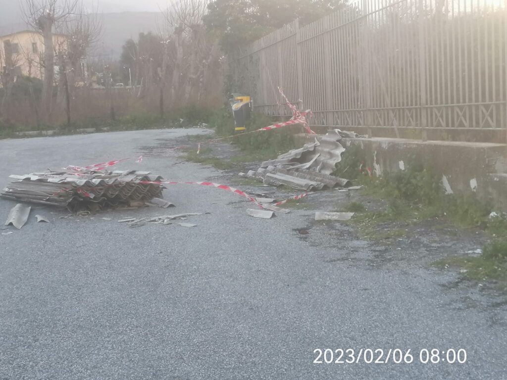 AVELLA. Amianto abbandonato in via Tombe Romane, il vento peggiora la situazione con la dispersione di fibre nell’aria.