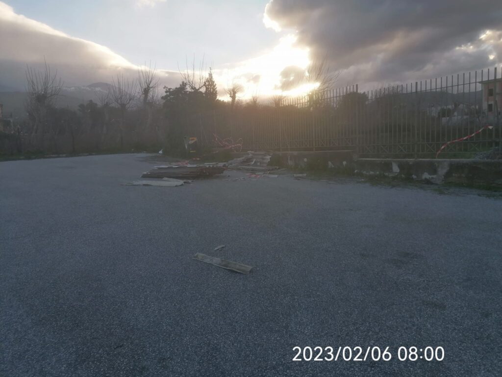 AVELLA. Amianto abbandonato in via Tombe Romane, il vento peggiora la situazione con la dispersione di fibre nell’aria.