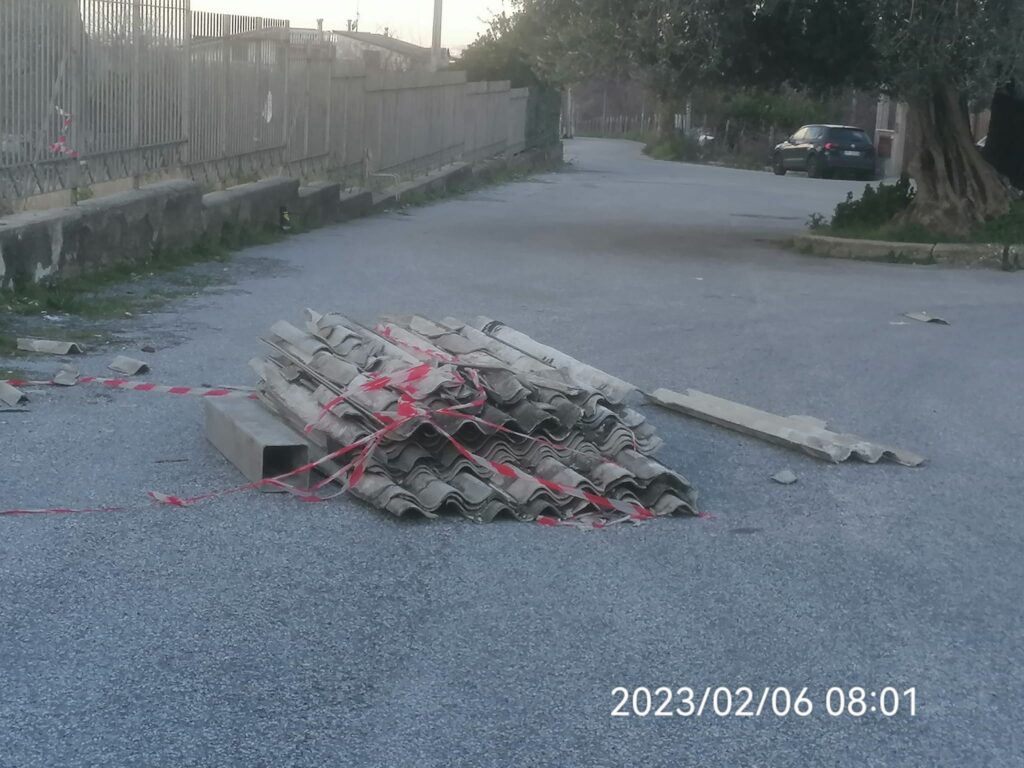 AVELLA. Amianto abbandonato in via Tombe Romane, il vento peggiora la situazione con la dispersione di fibre nell’aria.