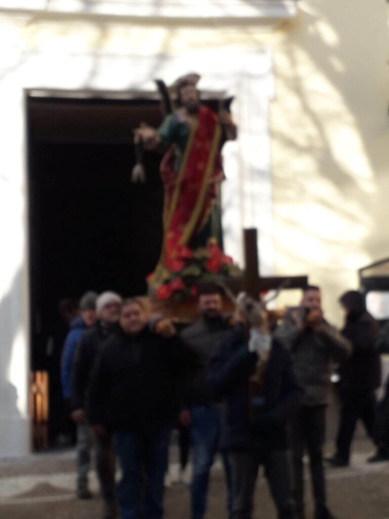 SIRIGNANO. Il Crocifisso Miracoloso dopo oltre un secolo di nuovo in processione con SantAndrea. Uneccezione, si racconta che...