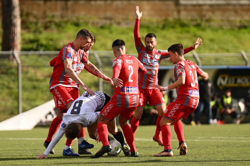 CALCIO. Il Nola spreca e si ferma sul pari: con lAngri è 1 1