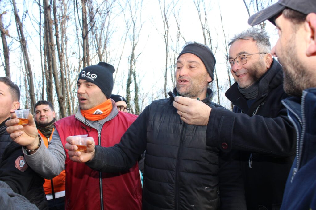 SPERONE. Il taglio del Maio di Sant’Elia. Le foto più belle di Francesco Piccolo