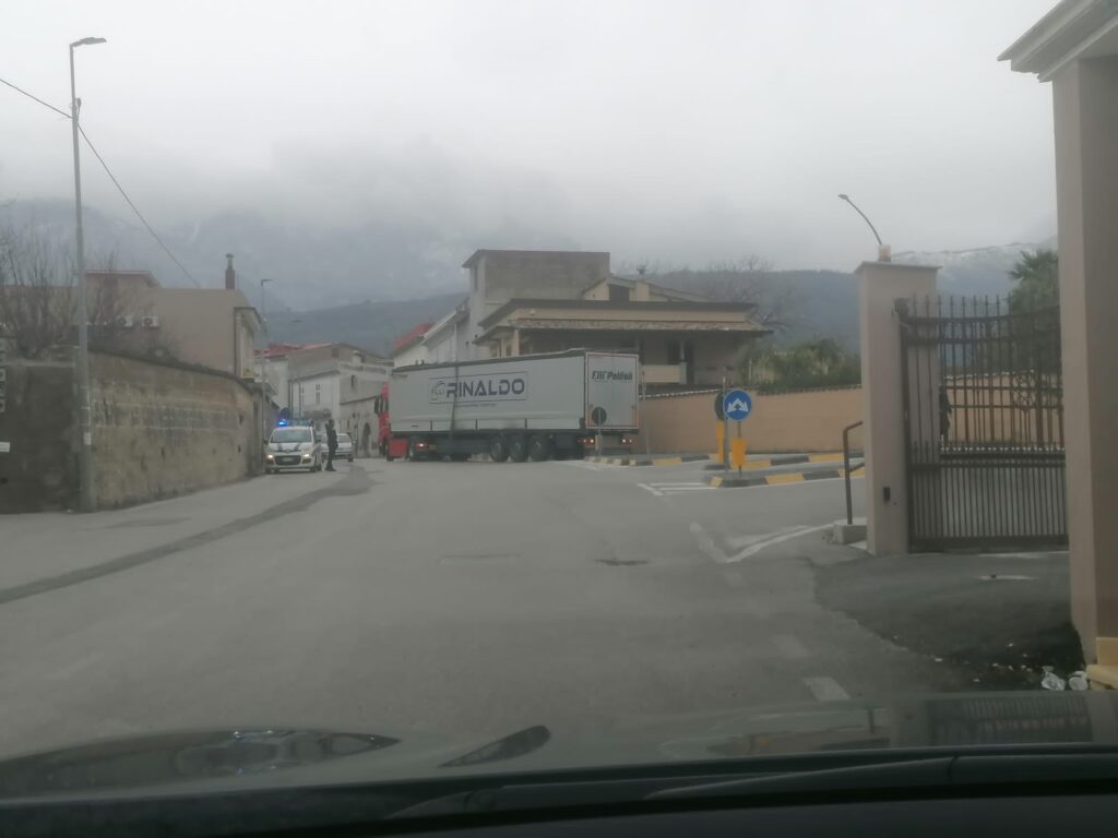 AVELLA. Via Luciano, senso unico si, senso unico no e intanto continuano i disagi. AVELLA. Via Luciano, senso unico si, senso unico no e intanto continuano i disagi.