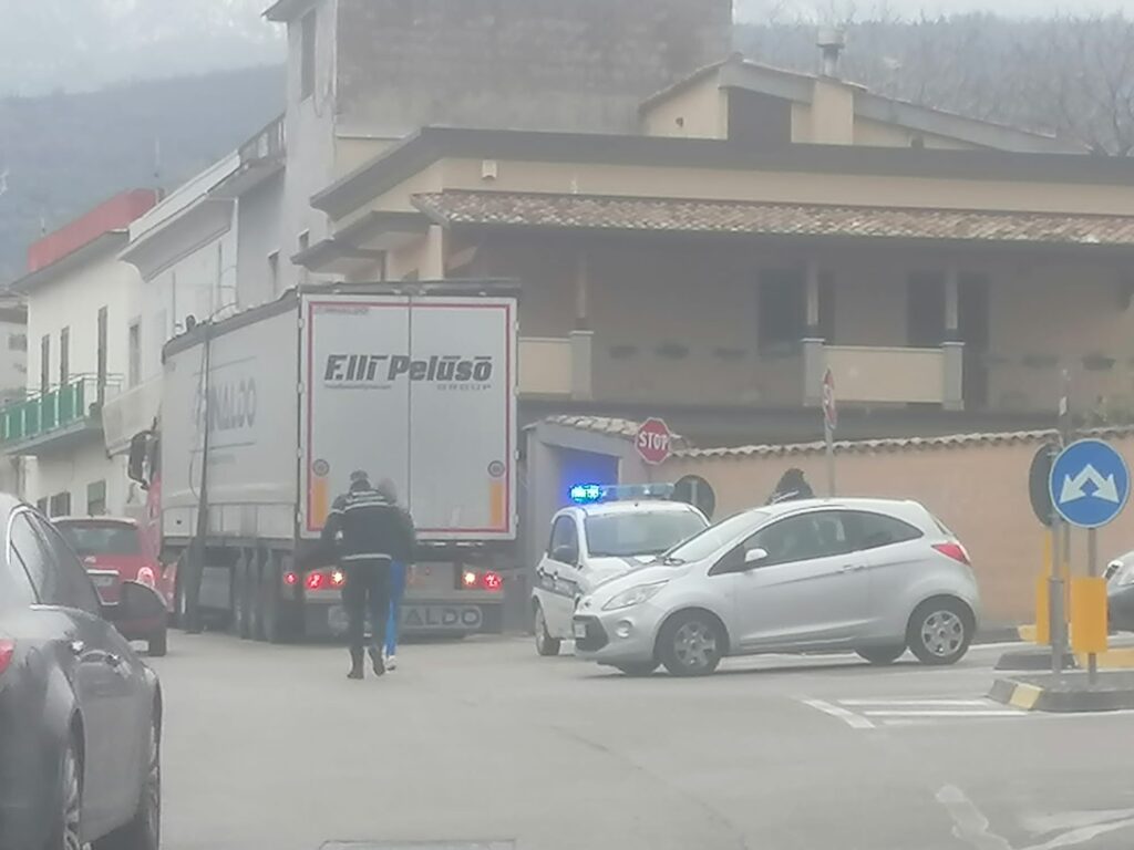 AVELLA. Via Luciano, senso unico si, senso unico no e intanto continuano i disagi. AVELLA. Via Luciano, senso unico si, senso unico no e intanto continuano i disagi.