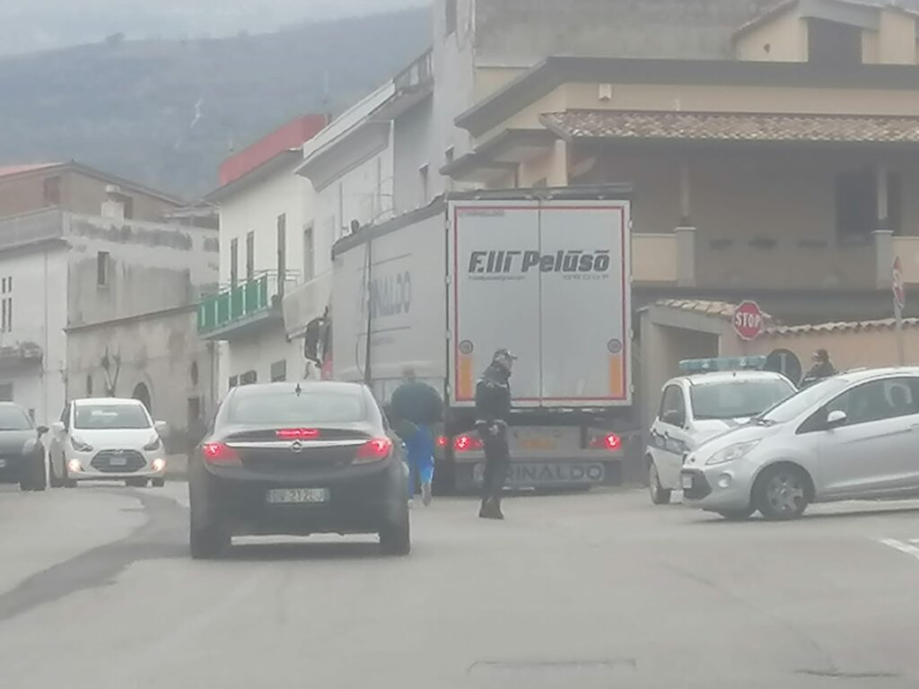 AVELLA. Via Luciano, senso unico si, senso unico no e intanto continuano i disagi. AVELLA. Via Luciano, senso unico si, senso unico no e intanto continuano i disagi.