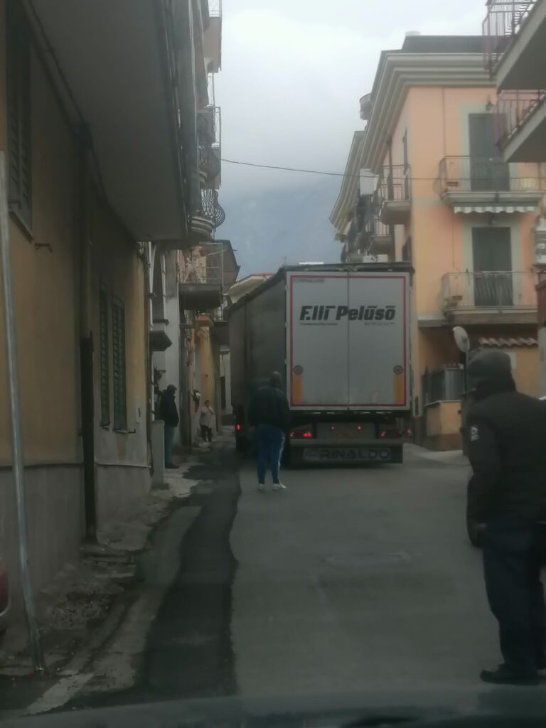 AVELLA. Via Luciano, senso unico si, senso unico no e intanto continuano i disagi. AVELLA. Via Luciano, senso unico si, senso unico no e intanto continuano i disagi.