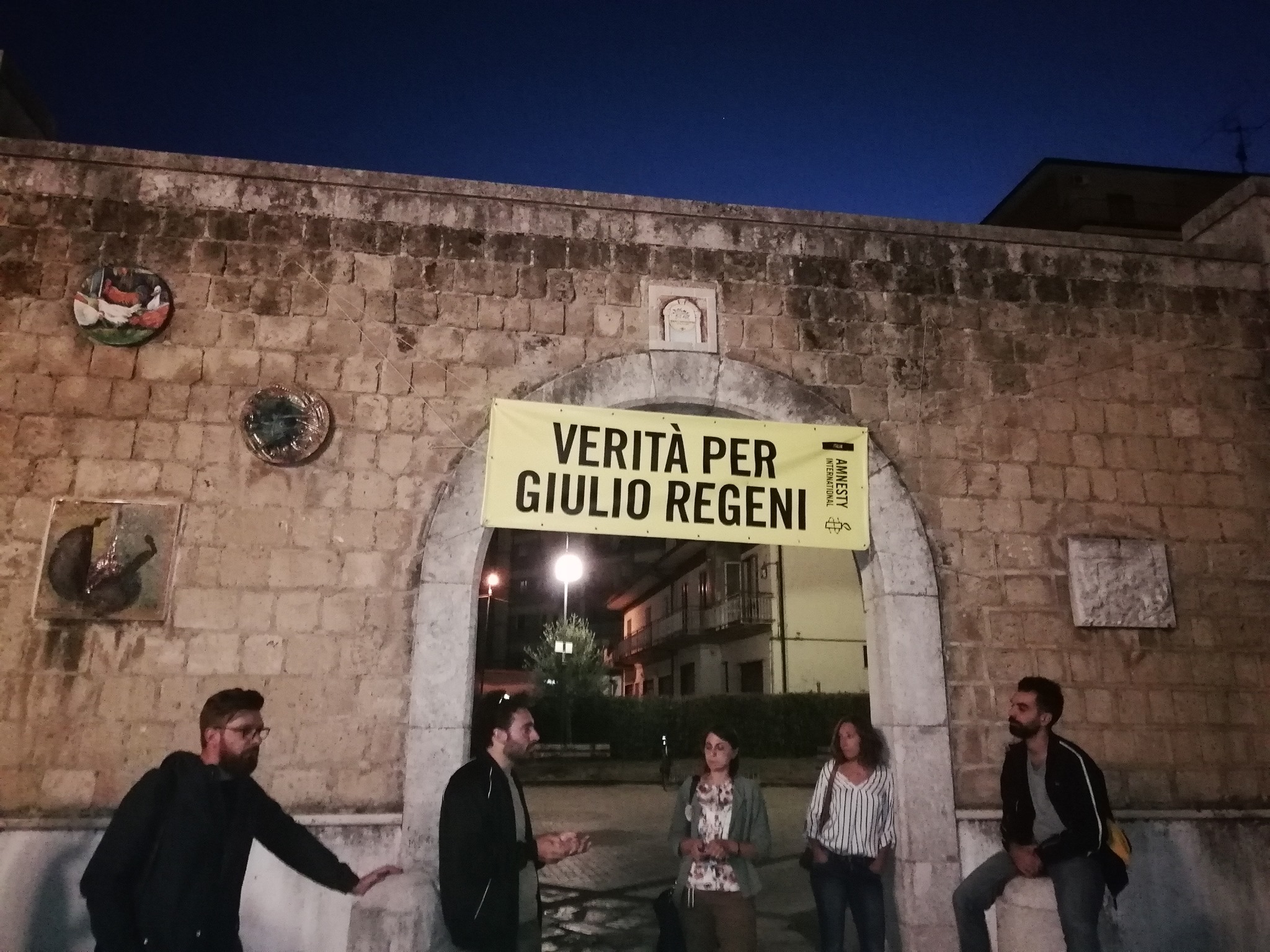 Giulio Regeni, Laika inaugura la “panchina gialla” dei diritti umani ad Atripalda