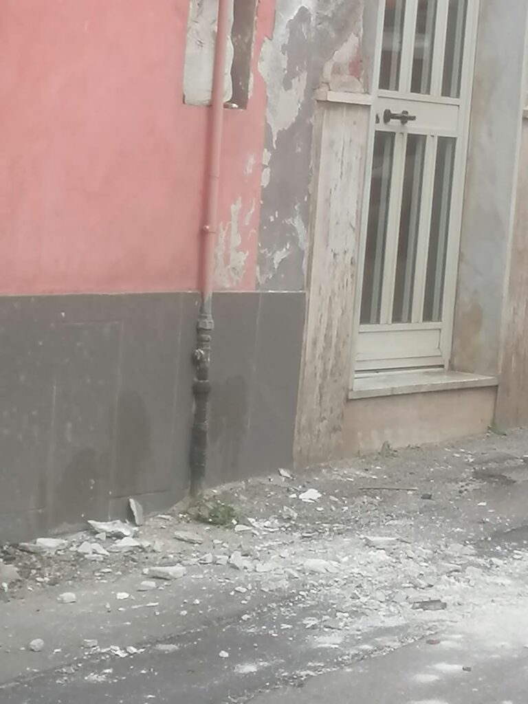 AVELLA. Via Luciano, senso unico si, senso unico no e intanto continuano i disagi. AVELLA. Via Luciano, senso unico si, senso unico no e intanto continuano i disagi.