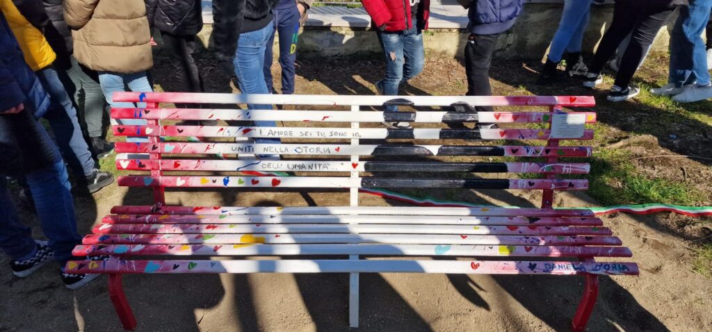 SIRIGNANO. Inaugurata la Panchina dellAmore. Video e Foto