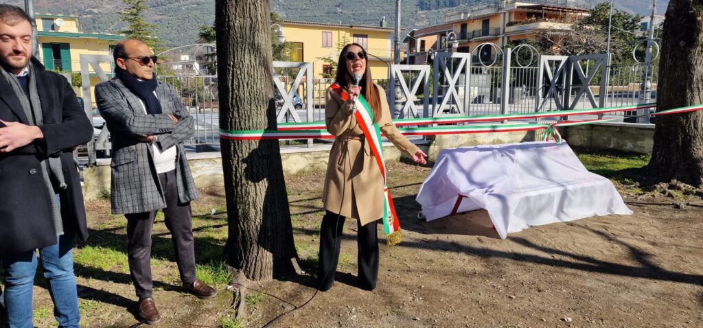 SIRIGNANO. Inaugurata la Panchina dellAmore. Video e Foto