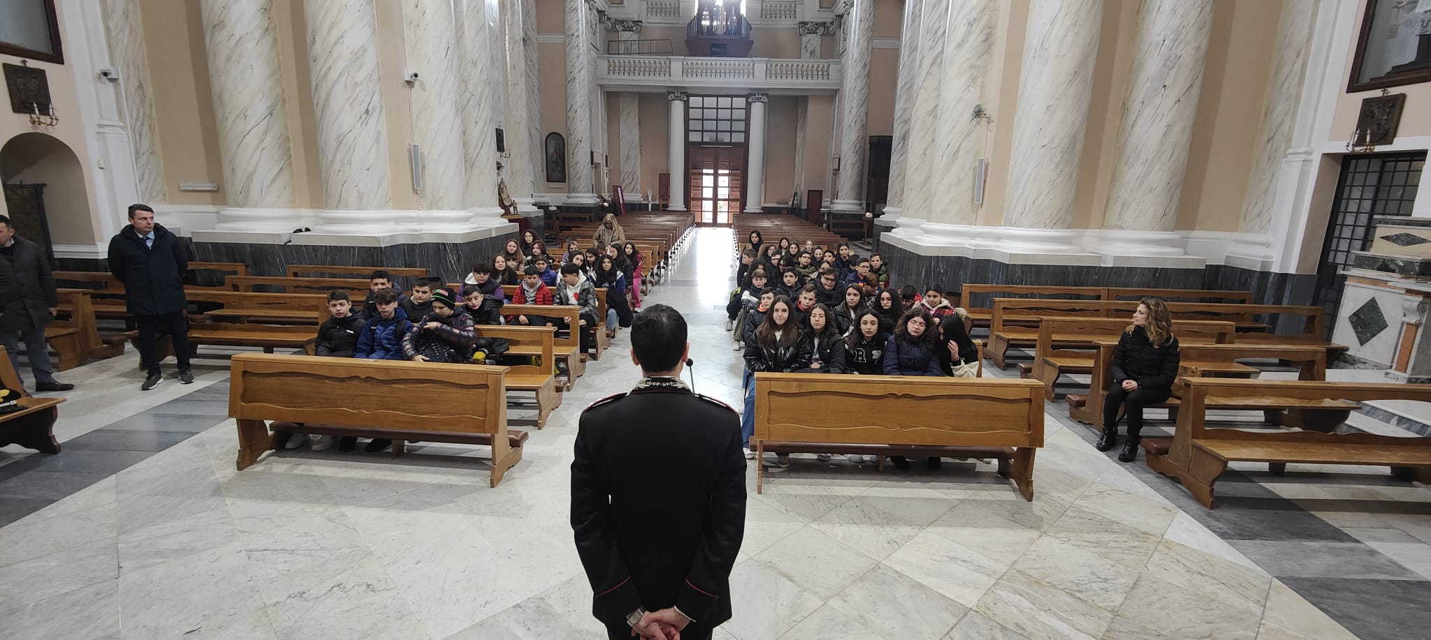 CIMITILE. Tutela del patrimonio culturale e Legalità. Gli alunni della scuola secondaria di primo grado incontrano i Carabinieri CIMITILE. Tutela del patrimonio culturale e Legalità. Gli alunni della scuola secondaria di primo grado incontrano i Carabinieri