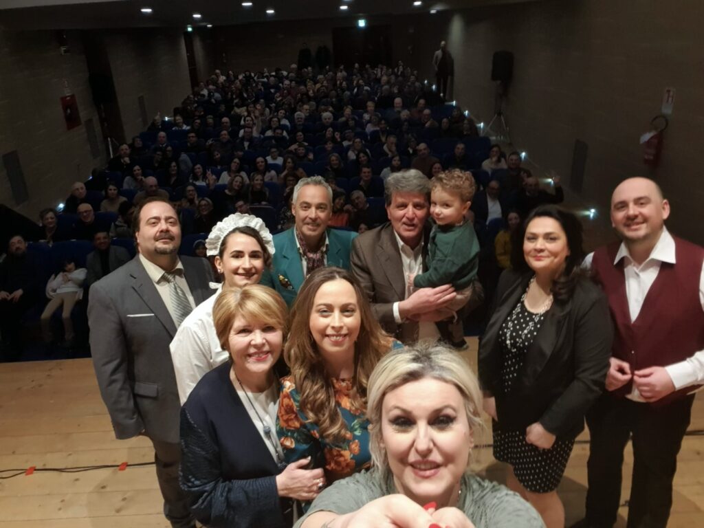 BAIANO. Al teatro Colosseo la compagnia teatrale Mela ha presentato la commedia  “Medico su Misura”