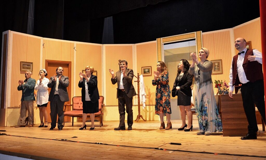 BAIANO. Al teatro Colosseo la compagnia teatrale Mela ha presentato la commedia  “Medico su Misura”