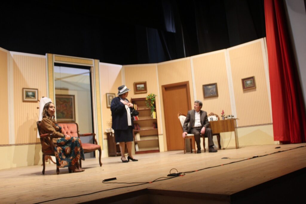 BAIANO. Al teatro Colosseo la compagnia teatrale Mela ha presentato la commedia  “Medico su Misura”