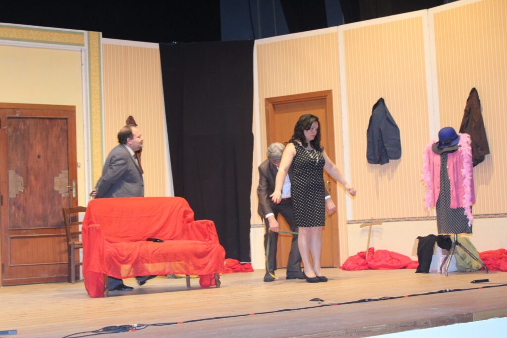 BAIANO. Al teatro Colosseo la compagnia teatrale Mela ha presentato la commedia  “Medico su Misura”