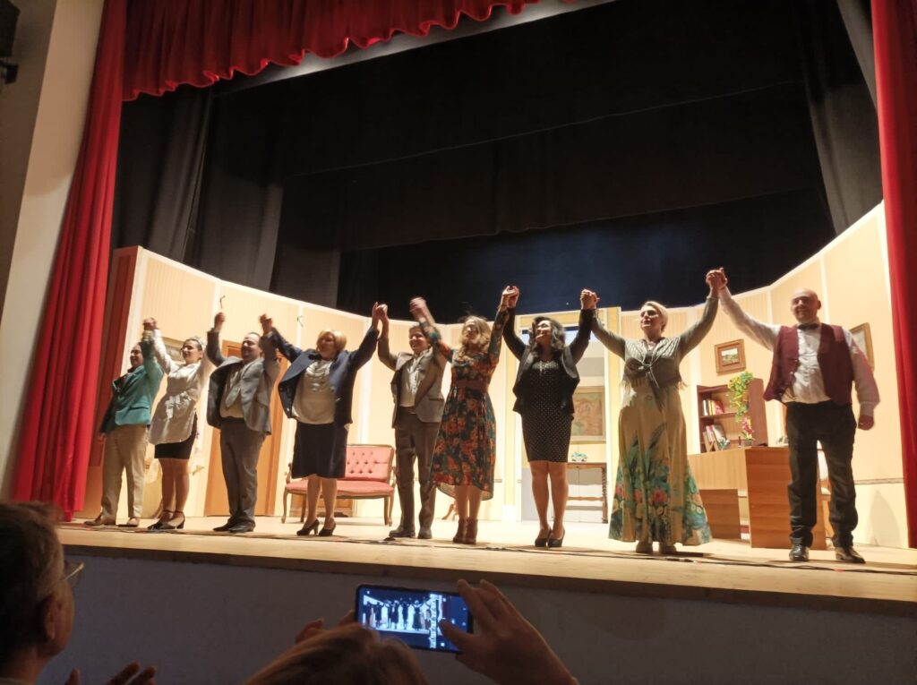 BAIANO. Al teatro Colosseo la compagnia teatrale Mela ha presentato la commedia  “Medico su Misura”