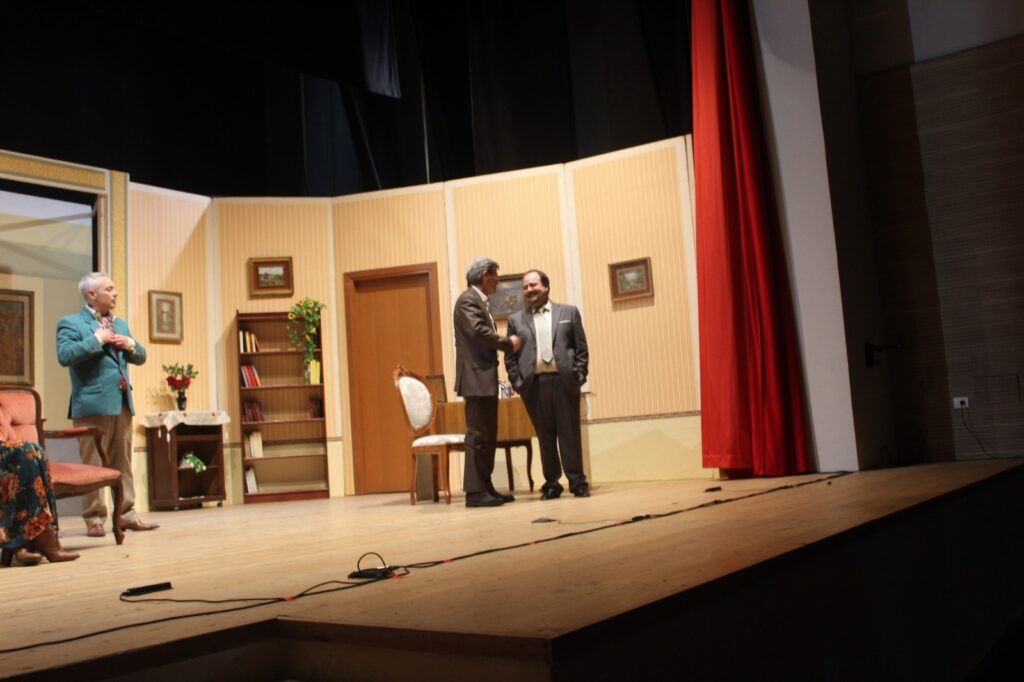 BAIANO. Al teatro Colosseo la compagnia teatrale Mela ha presentato la commedia  “Medico su Misura”
