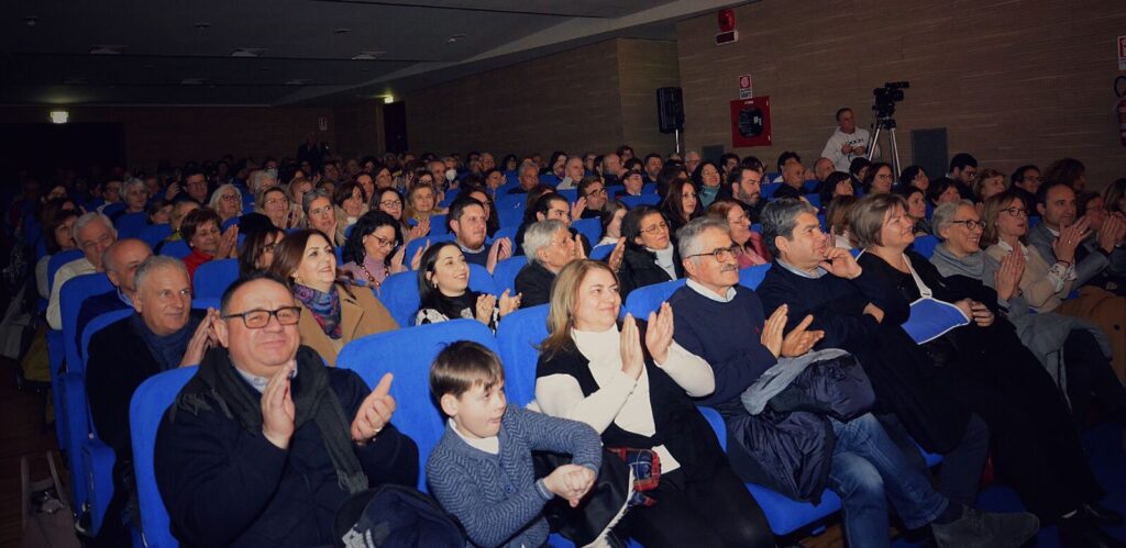 BAIANO. Al teatro Colosseo la compagnia teatrale Mela ha presentato la commedia  “Medico su Misura”