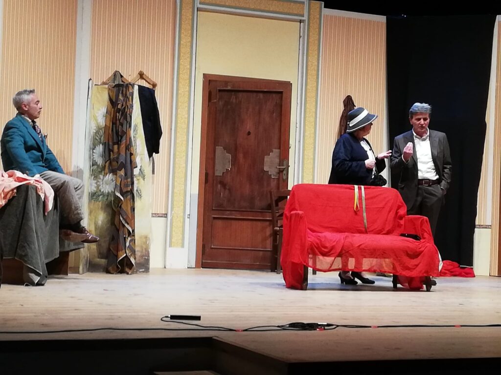 BAIANO. Al teatro Colosseo la compagnia teatrale Mela ha presentato la commedia  “Medico su Misura”