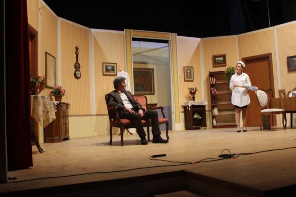 BAIANO. Al teatro Colosseo la compagnia teatrale Mela ha presentato la commedia  “Medico su Misura”