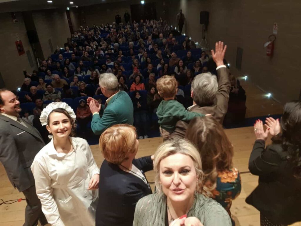 BAIANO. Al teatro Colosseo la compagnia teatrale Mela ha presentato la commedia  “Medico su Misura”