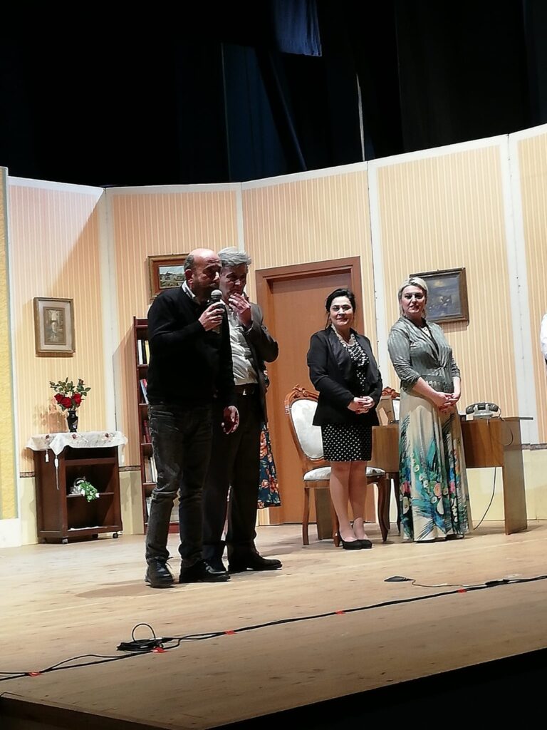 BAIANO. Al teatro Colosseo la compagnia teatrale Mela ha presentato la commedia  “Medico su Misura”