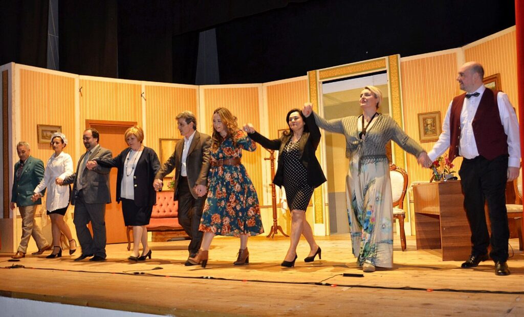 BAIANO. Al teatro Colosseo la compagnia teatrale Mela ha presentato la commedia  “Medico su Misura”