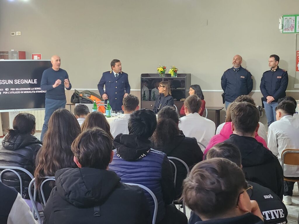 MARZANO DI NOLA (AV).  Studenti dellalberghiero ospitano i dirigenti del Commissariato di Lauro. La Polizia è al vostro fianco