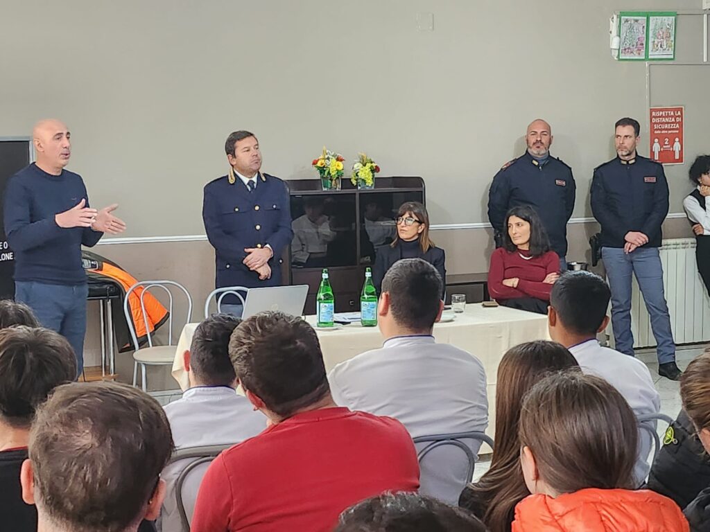 MARZANO DI NOLA (AV).  Studenti dellalberghiero ospitano i dirigenti del Commissariato di Lauro. La Polizia è al vostro fianco