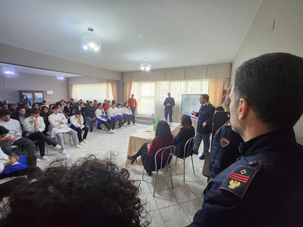 MARZANO DI NOLA (AV).  Studenti dellalberghiero ospitano i dirigenti del Commissariato di Lauro. La Polizia è al vostro fianco