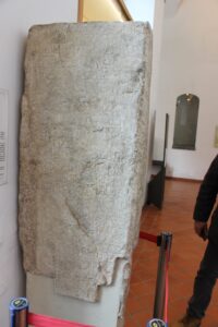 Conoscenza storica e territorio. Filo conduttore, il saggio di Domenico Caiazza. Il Cippo abellano e la coesione istituzionale nell’età osco sannita. Ercole, la venerata divinità protettrice delle sorgenti e acque del territorio. Il riparto tra Abella e Nola delle cospicue offerte che i fedeli rendevano al Tempio