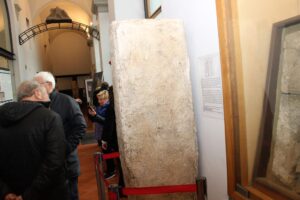 Conoscenza storica e territorio. Filo conduttore, il saggio di Domenico Caiazza. Il Cippo abellano e la coesione istituzionale nell’età osco sannita. Ercole, la venerata divinità protettrice delle sorgenti e acque del territorio. Il riparto tra Abella e Nola delle cospicue offerte che i fedeli rendevano al Tempio