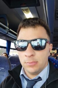 Forino (Av): Studentessa Universitaria alla fermata del bus con gli occhi di lacrime, lassistente Sita la sorprende