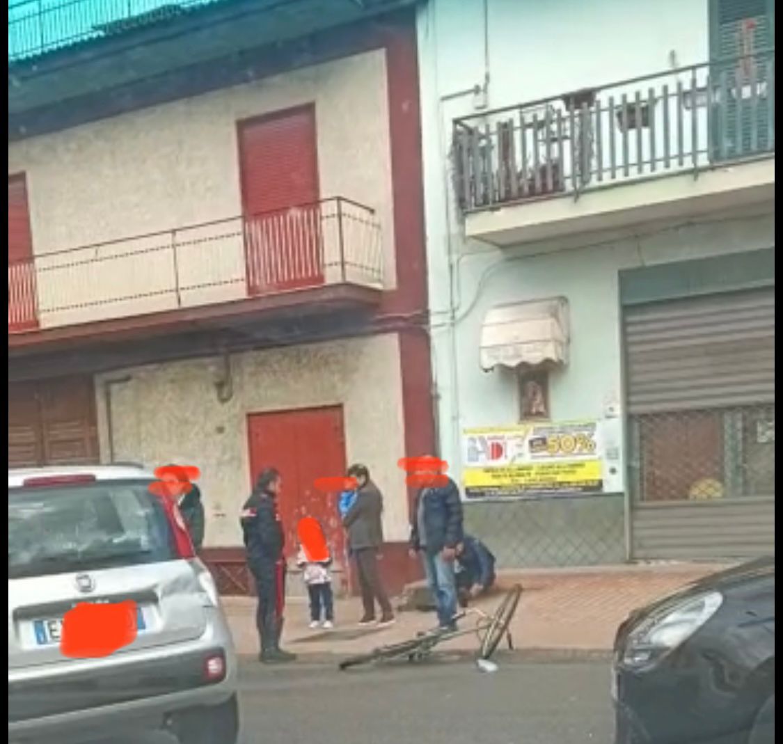 SCHIAVA DI TUFINO (NA). Auto investe ciclista, luomo in attesa del 118 SCHIAVA DI TUFINO (NA). Auto investe ciclista, luomo in attesa del 118