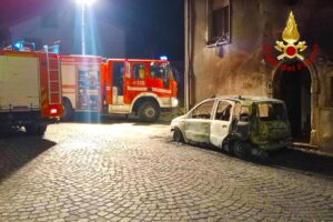 IRPINIA. Doppio intervento dei Vigili del Fuoco per incendio di auto in sosta IRPINIA. Doppio intervento dei Vigili del Fuoco per incendio di auto in sosta
